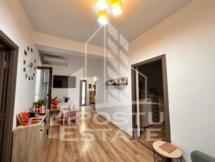 Apartament 3 camere, complet renovat la curte comuna in zona Centrala