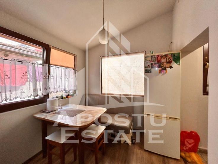 Apartament 3 camere, complet renovat la curte comuna in zona Centrala