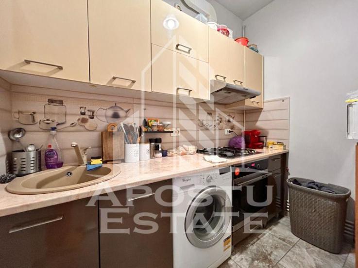 Apartament 3 camere, complet renovat la curte comuna in zona Centrala