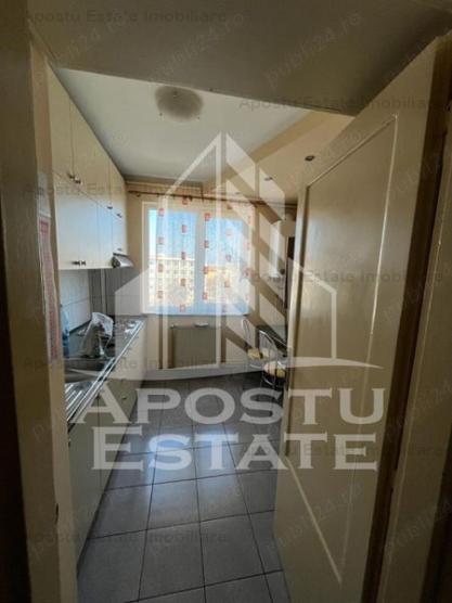 Apartament cu 3 camere, centrala proprie, Piata Victoriei