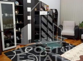 Apartament cu 3 camere, centrala proprie, zona Lipovei