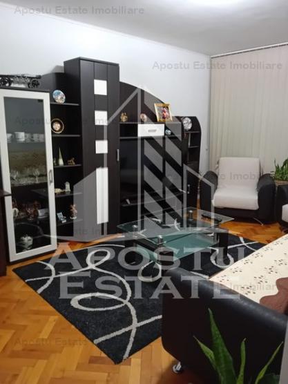 Apartament cu 3 camere, centrala proprie, zona Lipovei