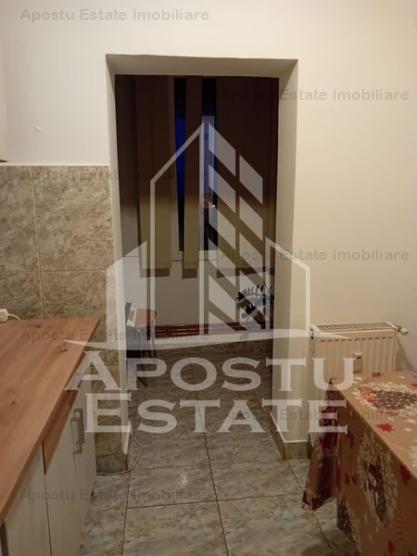 Apartament cu 3 camere, centrala proprie, zona Lipovei