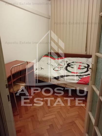 Apartament cu 3 camere, centrala proprie, zona Lipovei