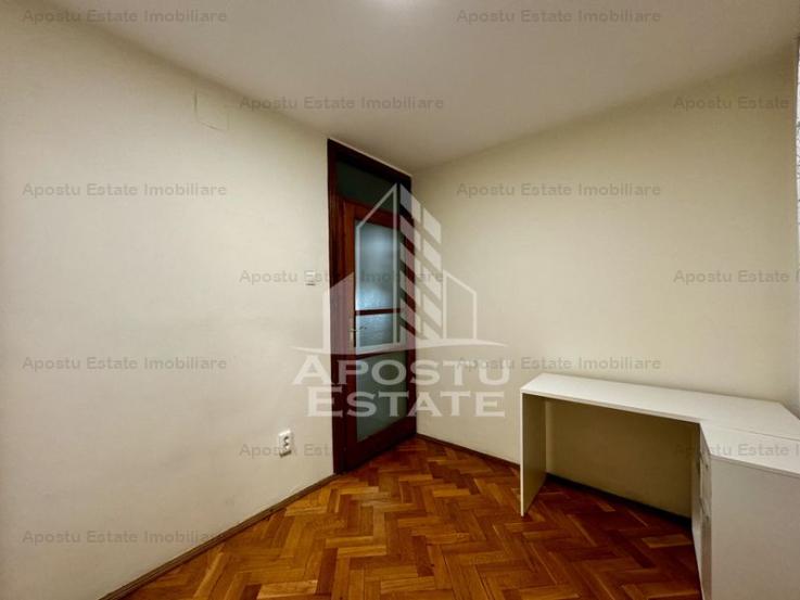 Apartament 4 camere, 2 bai, centrala proprie, situat in zona de Nord.