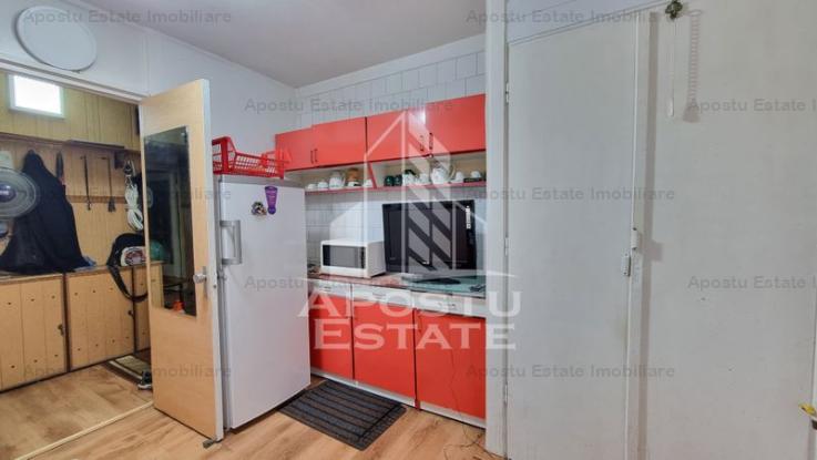 Apartament cu 3 camere, 2 bai, centrala proprie, zona Calea Lipovei