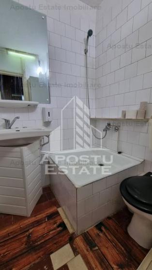 Apartament cu 3 camere, 2 bai, centrala proprie, zona Calea Lipovei