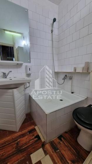 Apartament cu 3 camere, 2 bai, centrala proprie, zona Calea Lipovei