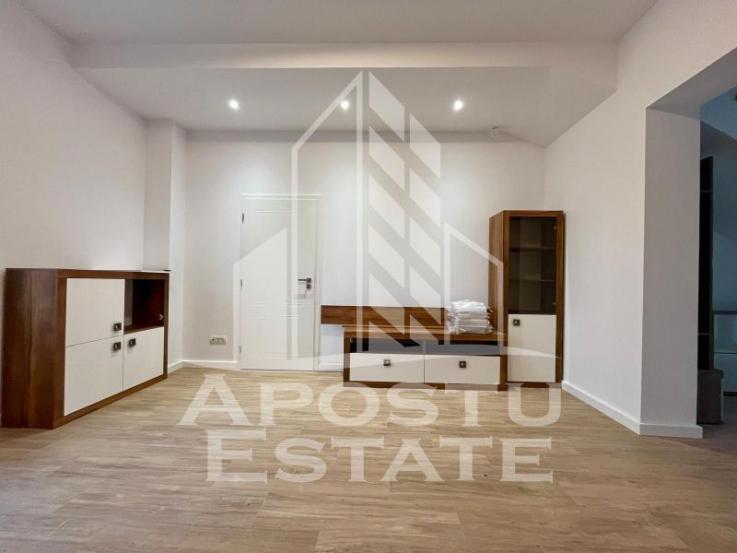 Apartament la casa cu 3 camere si 2 bai, tip penthouse, zona Gh Lazar