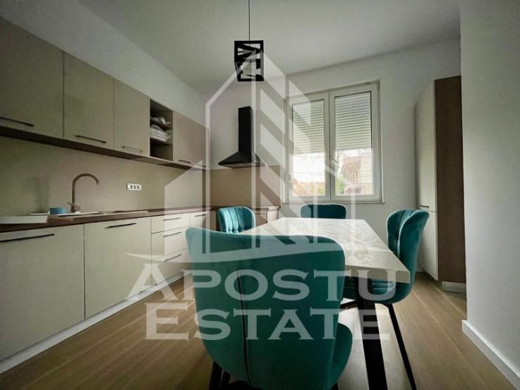 Apartament la casa cu 3 camere si 2 bai, tip penthouse, zona Gh Lazar