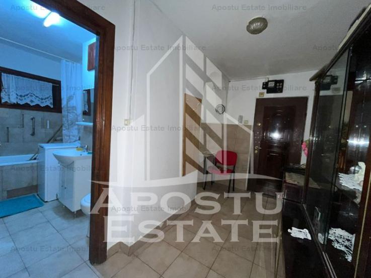 Apartament cu o camera, decomandat, etaj intermediar in zona Girocului