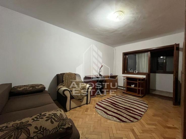 Apartament cu o camera, decomandat, etaj intermediar in zona Girocului