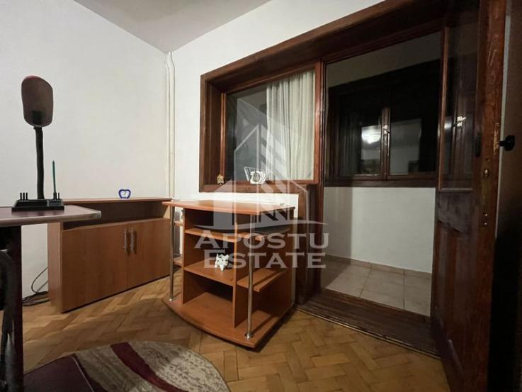 Apartament cu o camera, decomandat, etaj intermediar in zona Girocului