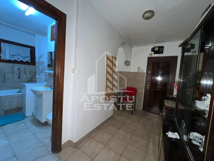 Apartament cu o camera, decomandat, etaj intermediar in zona Girocului