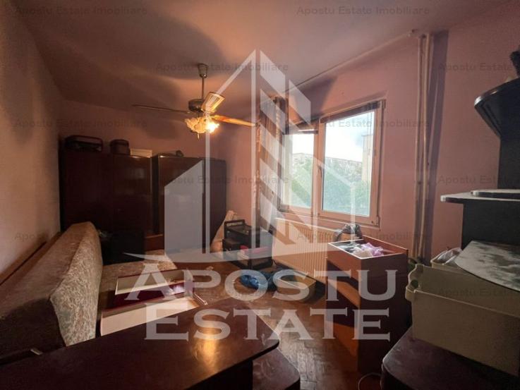 Apartament cu 3 camere, centrala proprie, etajul 1, zona Sagului