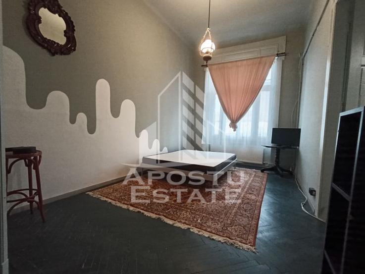 Apartament 2 camere, decomandat, centrala proprie, situat Semicentral.