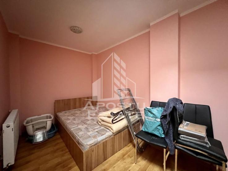 Apartament pe 2 niveluri, 3 camere, 2 bai, lift, zona Lunei