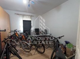 Casa la curte comuna, necesita renovare, situata in zona Dambovita.