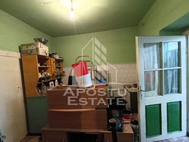 Casa la curte comuna, necesita renovare, situata in zona Dambovita.