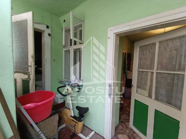 Casa la curte comuna, necesita renovare, situata in zona Dambovita.