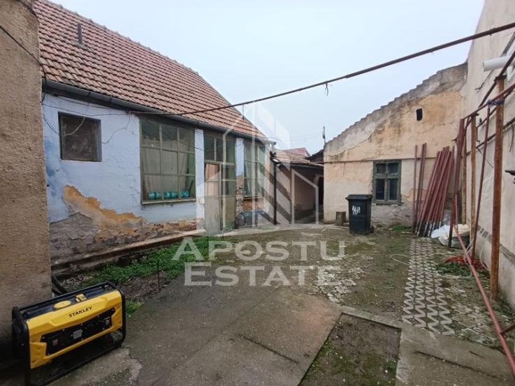 Casa la curte comuna, necesita renovare, situata in zona Dambovita.