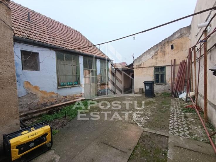 Casa la curte comuna, necesita renovare, situata in zona Dambovita.