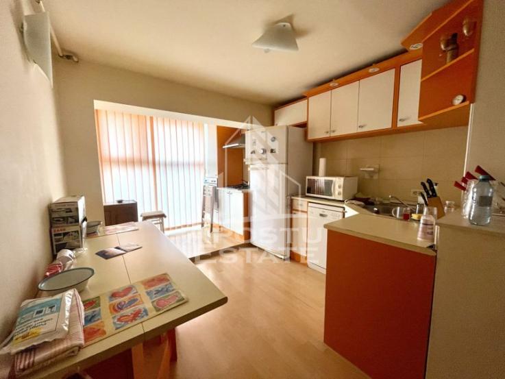 Apartament cu 3 camere, etajul 2, centrala proprie, zona Soarelui