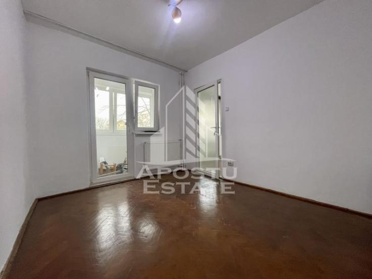 Apartament cu 3 camere, centrala proprie, zona Sagului