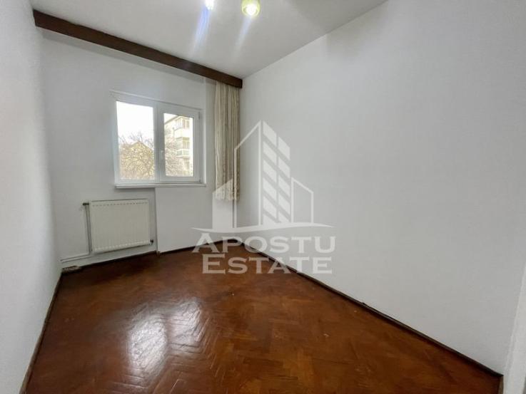 Apartament cu 3 camere, centrala proprie, zona Sagului