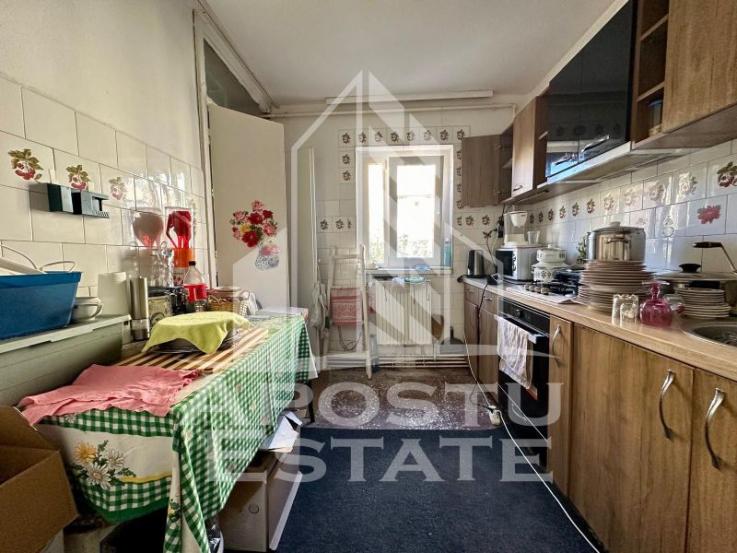 Apartament cu 3 camere, centrala proprie noua, etaj 2, zona Dambovita