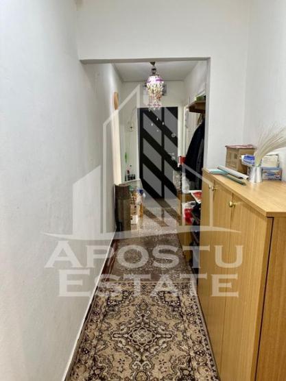 Apartament cu 3 camere, centrala proprie noua, etaj 2, zona Dambovita