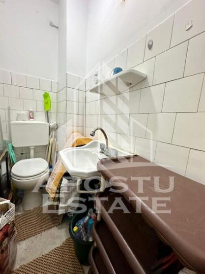 Apartament cu 3 camere, centrala proprie noua, etaj 2, zona Dambovita