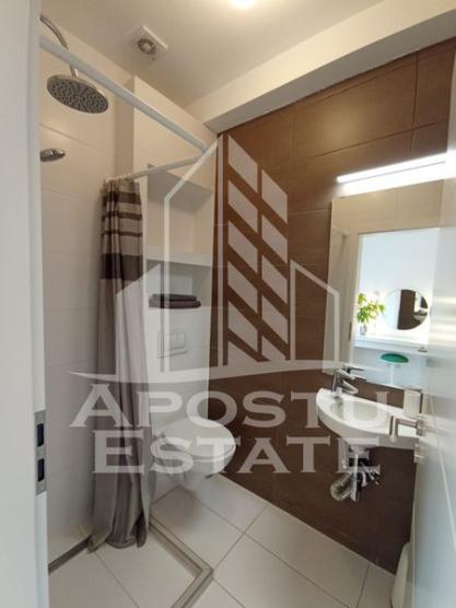 Apartament cu 3 camere, tip penthouse, loc de parcare, zona Crisan