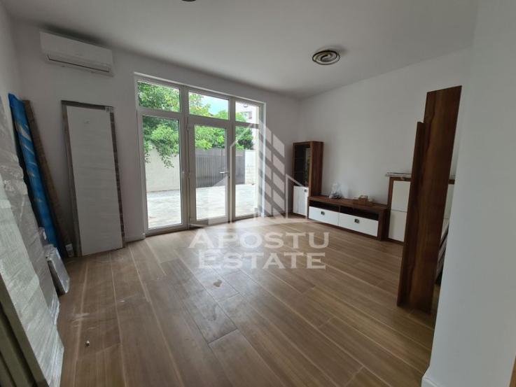 Apartament 3 camere, centrala proprie, loc de parcare.