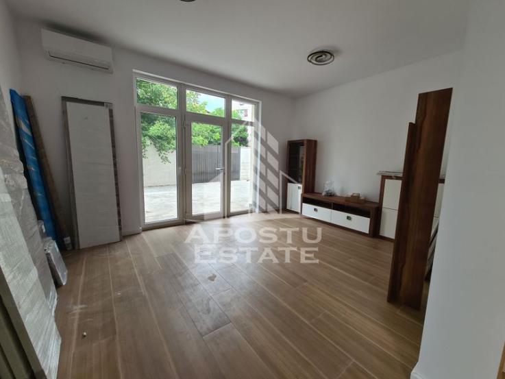 Apartament 3 camere, centrala proprie, loc de parcare.