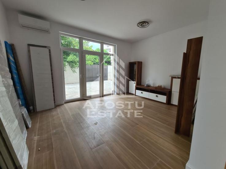 Apartament 3 camere, centrala proprie, loc de parcare.