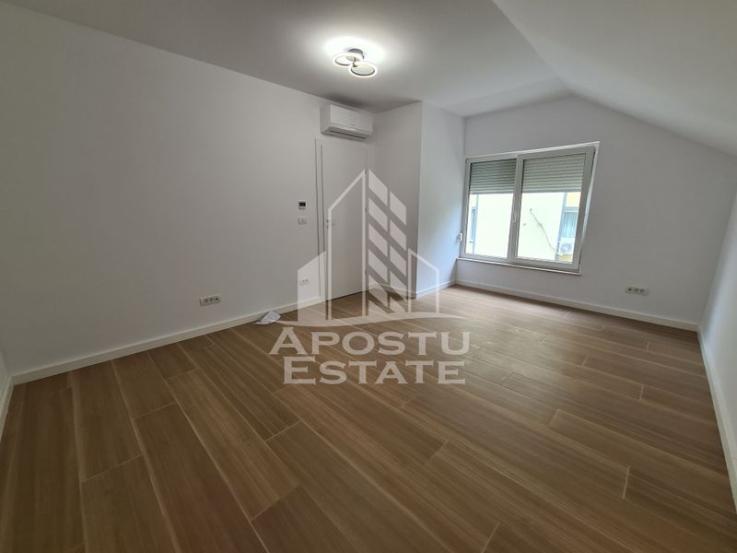 Apartament 3 camere, centrala proprie, loc de parcare.