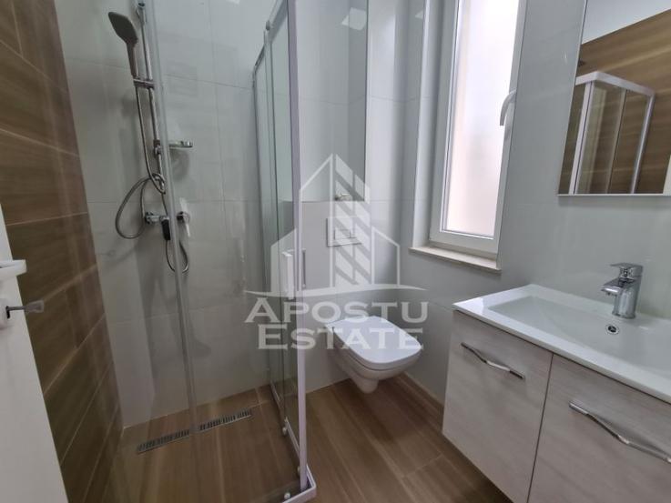 Apartament 3 camere, centrala proprie, loc de parcare.