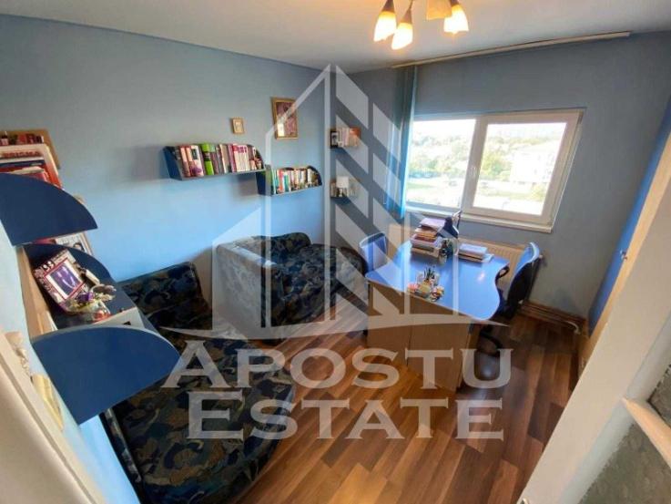 Apartament cu 3 camere, decomandat, centrala proprie