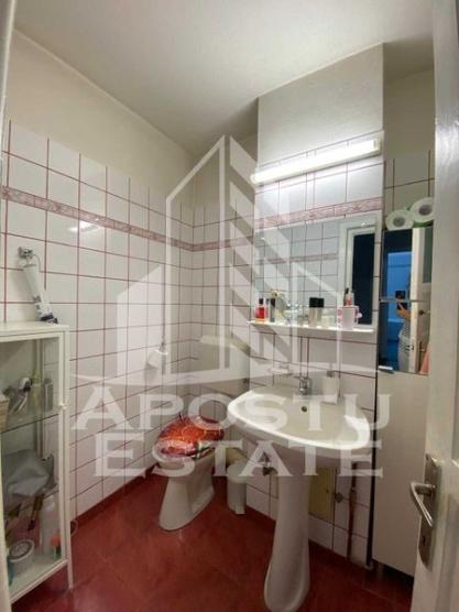 Apartament cu 3 camere, decomandat, centrala proprie