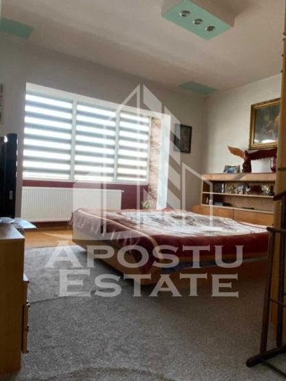 Apartament cu 3 camere, decomandat, centrala proprie