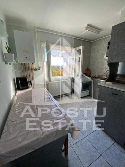 Apartament cu 3 camere, decomandat, centrala proprie