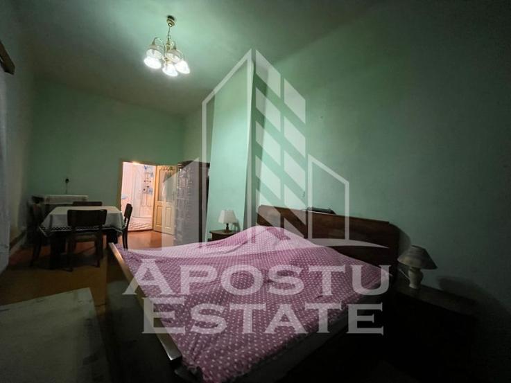 Casa individuala cu 6 camere, din caramida, acces auto, teren 768 mp