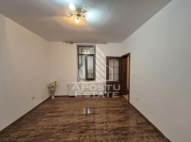 Apartament cu 2 camere la curte comuna, centrala termica, boxa de 50mp