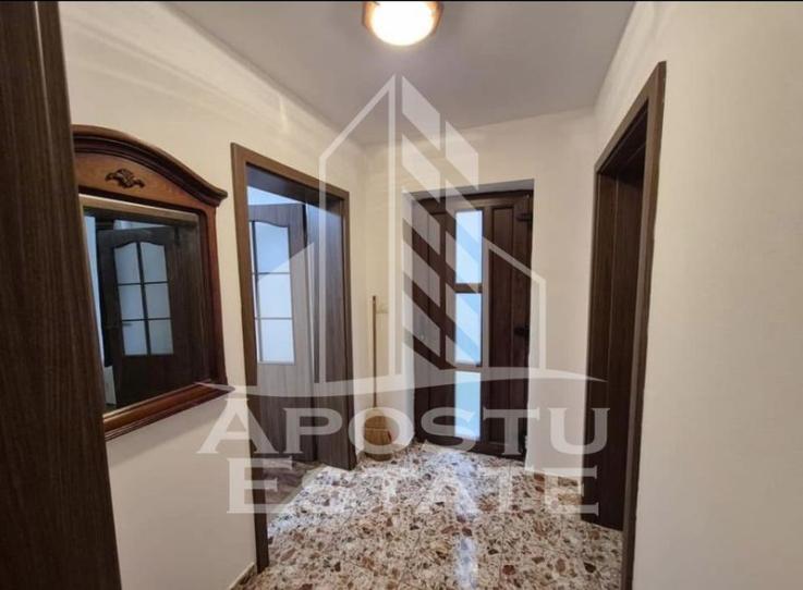 Apartament cu 2 camere la curte comuna, centrala termica, boxa de 50mp