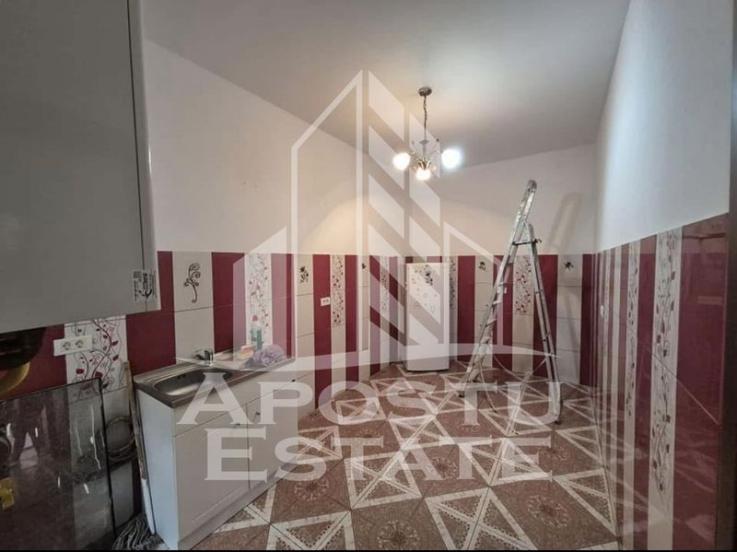 Apartament cu 2 camere la curte comuna, centrala termica, boxa de 50mp