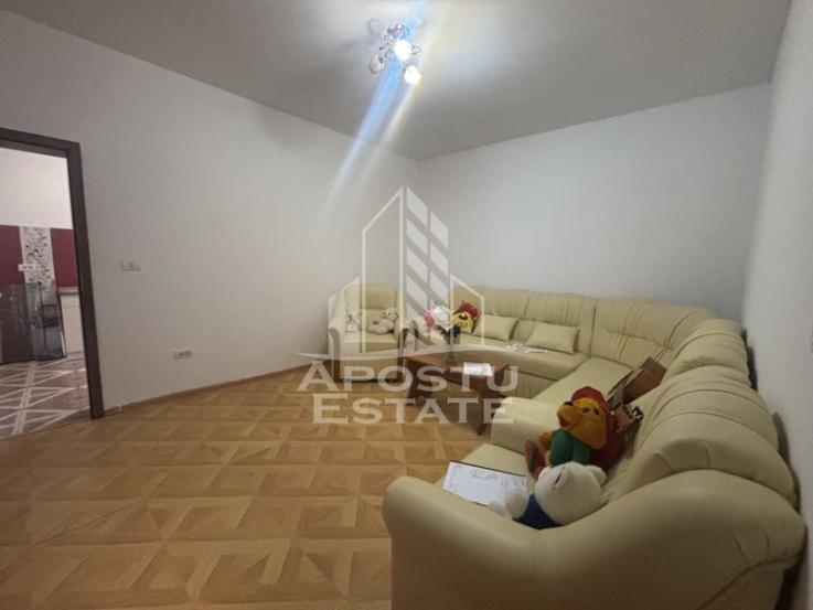 Apartament cu 2 camere la curte comuna, centrala termica, boxa de 50mp