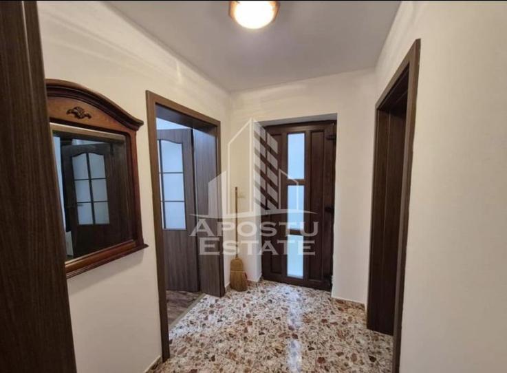 Apartament cu 2 camere la curte comuna, centrala termica, boxa de 50mp