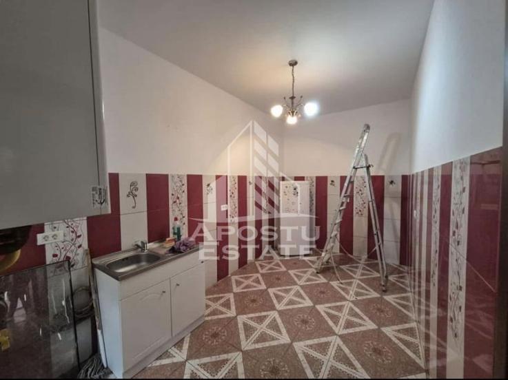 Apartament cu 2 camere la curte comuna, centrala termica, boxa de 50mp