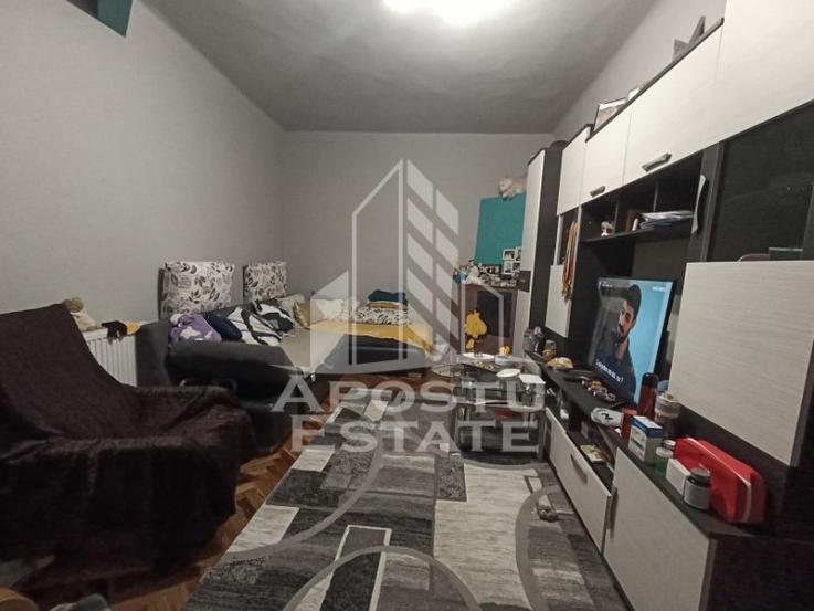 Apartament cu 4 camere, centrala proprie, 2 bai, terasa, zona Iosefin.